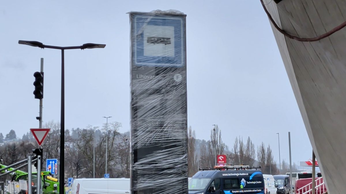 Nový vzhled pražských zastávek: legendární červené označníky město mění za tmavé